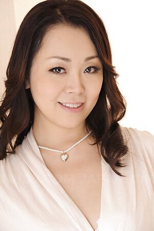 Japan Yuna Yamami plays with big boobs and spreads the pussy labia.